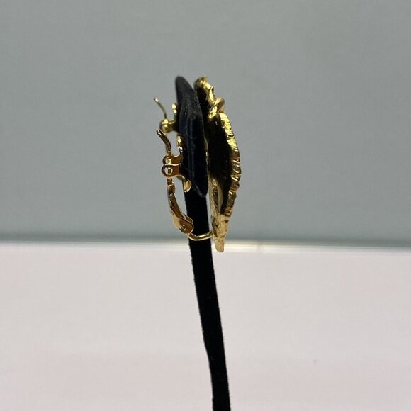 Vintage Crown Trifari Signed Gold-Tone Leaf Clip-On Earrings Ornate Design - Picture 5 of 6